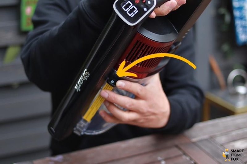 You can see the button to remove the dirt container of the Shark Anti Hair Wrap Flexology.